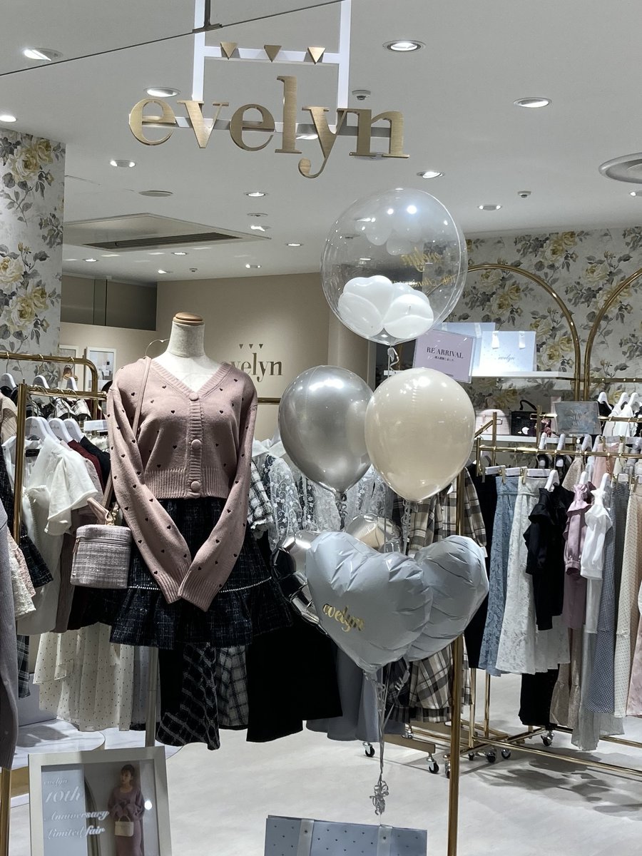 lumine_yokohama's tweet photo. NEW SHOP info💓
本日、8月26日(金)
#エブリン がルミネ横浜4FにNEW OPEN🪅
ファッションに敏感な女性に向けて、乙女心くすぐるフェミニンなアイテムを揃えてます🎀🫧
ワクワクしちゃうカワイイお洋服との、素敵な出会いを楽しんでください💖
#ルミネ横浜 #ルミ横2022秋リニューアル #weareread https://t.co/8bK834APYC