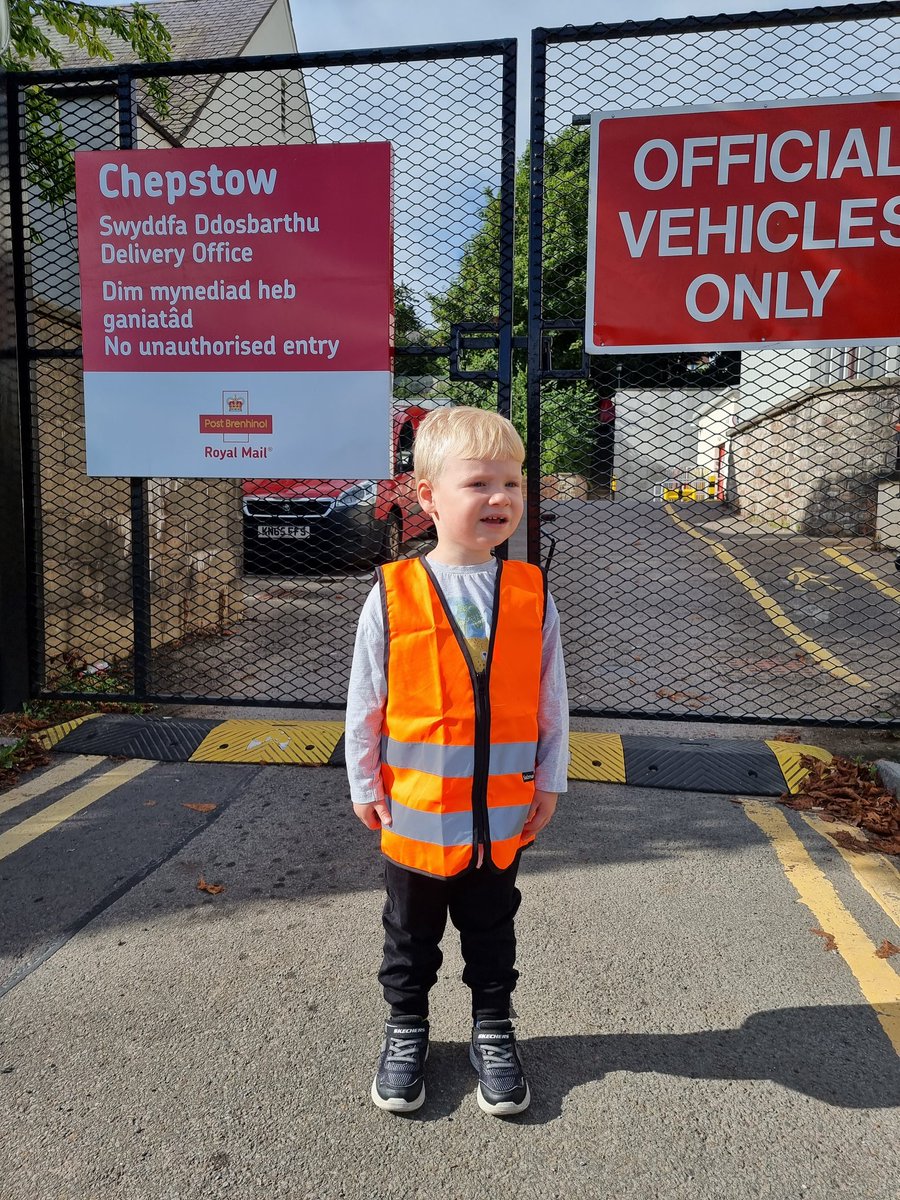 FlissyRoberts's tweet photo. @CWUnews The youngest picketer? 
Solidarity with our postal workers 💪#standbyyourpost https://t.co/AzhUiodXYj