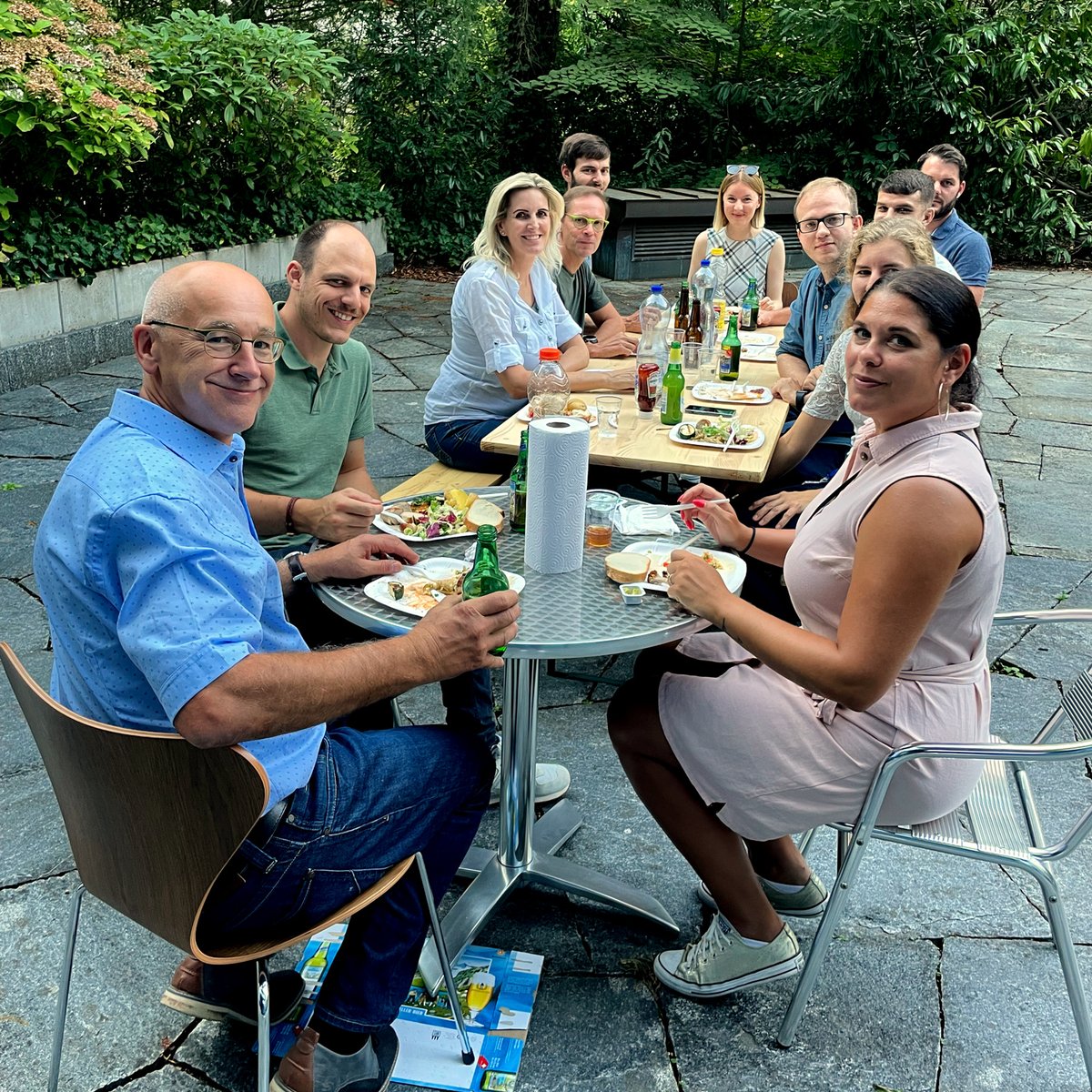 Kaltgetränke🍻 und knackig gegrilltes Gemüse 🌽 und Fleisch. Was will man mehr? 
Gestern haben wir an unserem Standort in Zürich nochmal die Möglichkeit genutzt und uns bei traumhaften Wetter mit dem gesamten Team zum Grillen getroffen. Gut wars! 

#teamevent #zuerich #barbeque