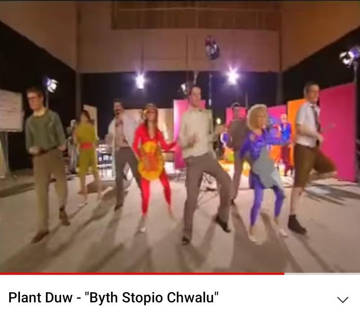 Plant Duw (@plantduw) on Twitter photo youtu.be/T7xB26rg5GI gan <a href="/palfrensis/">Daf Palfrey</a> 🤣 Fidio 'Byth Stopio Chwalu', ail gan Y Capel Hyfryd, allan yn ddigidol heddiw youtu.be/T7xB26rg5GI gan <a href="/palfrensis/">Daf Palfrey</a> 🤣 Fidio 'Byth Stopio Chwalu', ail gan Y Capel Hyfryd, allan yn ddigidol heddiw