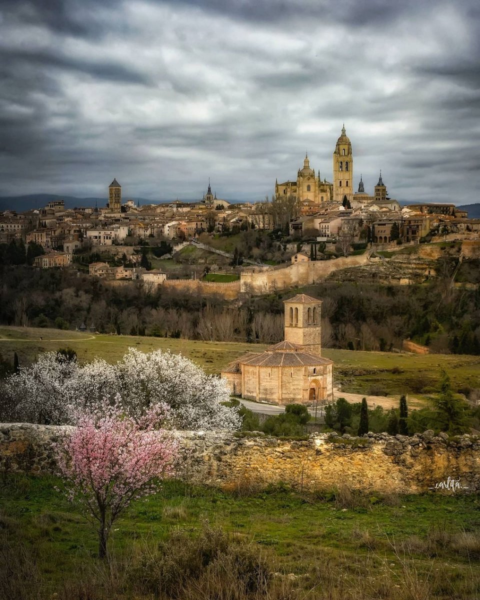 📍 Preciosa vista de Segovia, con la Iglesia de la Vera Cruz en primer plano 😍

Muchas gracias <a href="/_/">Dave</a>.carlita._ por la imagen

Atrévete a redescubrir España <a href="/tierra_del_sur/">KAGS</a> 👈🏽

#segovia #castilla #paisajes #enfoque_spain #castillayleon