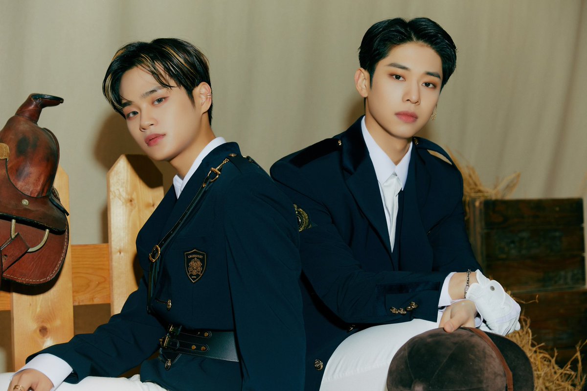 KDH__mp4's tweet photo. 유니버스 화보 Replay AB6IX - SALUTE - #김동현 #이대휘 https://t.co/vtGCA8lZEi