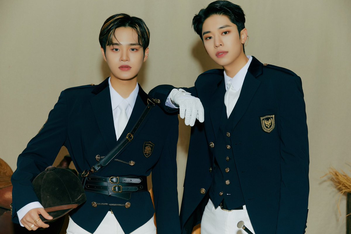 KDH__mp4's tweet photo. 유니버스 화보 Replay AB6IX - SALUTE - #김동현 #이대휘 https://t.co/vtGCA8lZEi