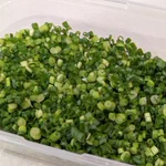 ペーパーをかぶせるだけで解決!小ネギを冷凍してもカチカチにくっつかない小技。