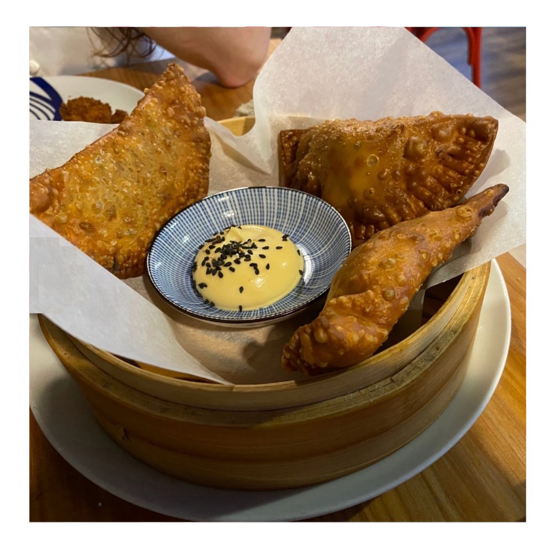 SavoyRestobar's tweet photo. Nuestras empanadillas de buey ahumado, tetilla, grelos y salsa hoisin son una mezcla sorprendente que debes probar 🤤😋
#savoyrestobar #herrería #pontevedra #pontevedreando #gastroponte #pontevedramola #pontelovers #convistas #pontevedralife #empanadillas #buey #tetilla #hoisin https://t.co/b2LovX3HLW