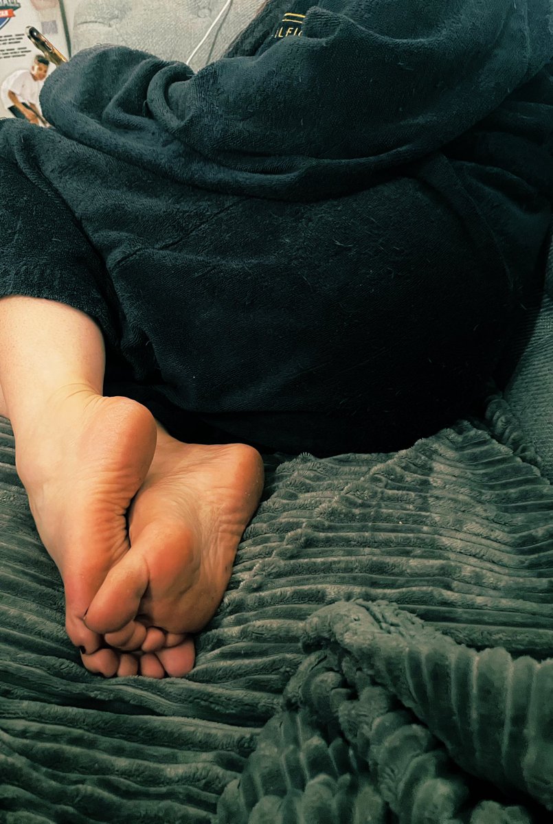 KittenAndFox's tweet photo. Been a lazy morning…. Now 👅 my soles so I can get on with my day !!! 
#feet #feetworship #footfetısh #FOOTFETİSH #wrinkledsoles #soles #smallfeet #petite #feetpicsforsales #FeetWorshiping #footfriday #feetfriday #FridayFeelings https://t.co/EuUIHO8qmQ