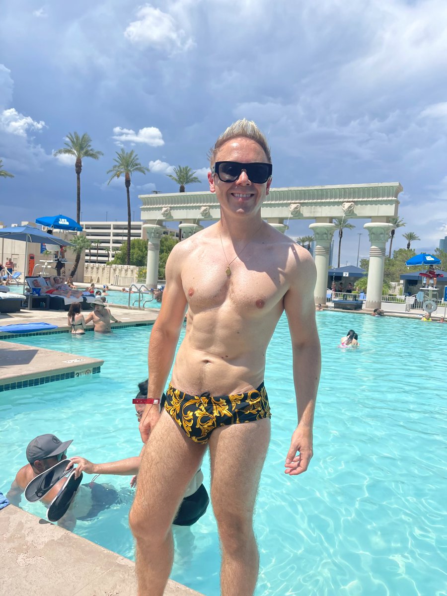 johngalea's tweet photo. 🎰🏜Pool vibes in #lasvegas #johngalea #galea #mrpianoman @Versace #instabi #instagay #lgbtq #poolvibes #vegas #versace https://t.co/vwydB4R9Lc