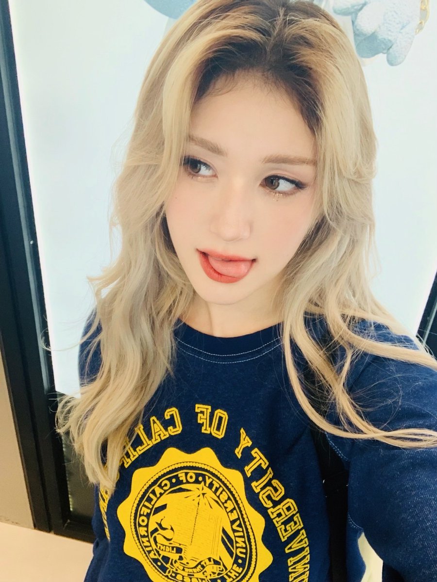 somi_official_'s tweet photo. 팬싸인회부터 라이브까지☺️
뭉치들과 함께해서 너무 행복했던 하루💞

You guys really make my day👍
I love you all🍀💚 https://t.co/vXFXCQrB6K