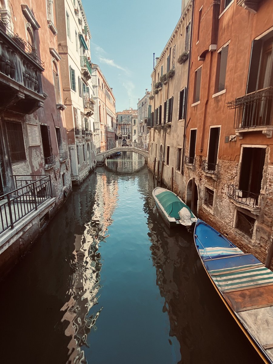 📢#FlashbackFridayz is ON with the theme #Reflections! Join the fun & let’s see how creative you can get! 👉Reply in the thread #⃣Use the hashtag 🥳Tag & retweet Join hosts @TravelBugsWorld @Adventuringgal @Jenny_travels @chalkcheese111 @travelingmkter @OutofOffice8 📷Venice