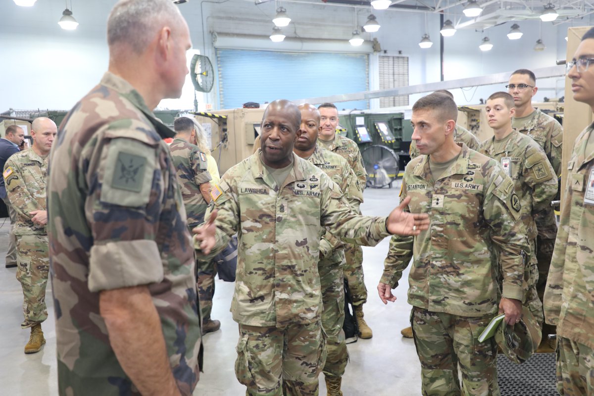 CEMAT_FR's tweet photo. Déplacement officiel aux USA afin de renforcer les liens de l’@armeedeterre avec l’@USArmy. Préparation à l’engagement, interoperabilité et coopération stratégique répondent aux défis communs que nous devons relever ensemble. #StrongerTogether https://t.co/9qiClT7c9B