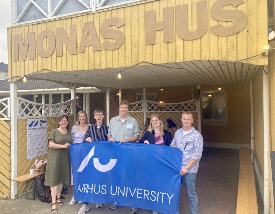 AarhusUni's tweet photo. Nye kandidater fra #AarhusUni deler nye indsigter fra deres specialer på @Kulturmoedet på Mors. Anders, Ninna, Joakim, Per, Tina og Andrea er klar i Monas Hus kl. 18.00 #KM22
Læs mere 👉 https://t.co/2NjY19i5JW https://t.co/ApYUl1EvvW