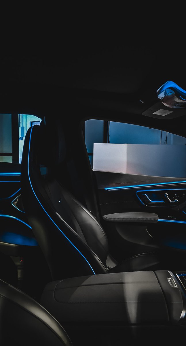 OtsileJK's tweet photo. I repeat, no other car manufacturer does ambient lighting like Mercedes-Benz! Here's a look at the interior of the range-topping Mercedes-Benz EQS 53 4Matic+.

#FOM2022 #FestofMotoring https://t.co/tTGidIceMI