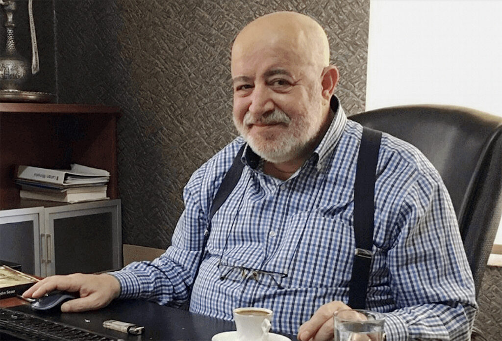 SÖYLEŞİ | ‘Borsa Kralı’ Nasrullah Ayan #Kronos'a konuştu:

- Türkiye’nin en büyük şansı, hadi kara para demeyelim, gri para
- Türkiye hızla 80 öncesine dönüyor
- Yastık altındaki para olmasa Türkiye çoktan bitmişti

HİCRAN AYGÜN 🎙️ kronos35.news/tr/borsa-krali… <a href="/nasrullahayan/">Nasrullah AYAN</a>