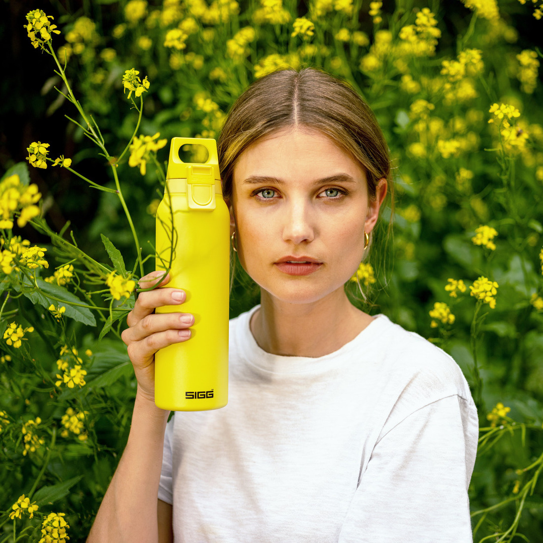 SIGGofficial's tweet photo. Yellow - the color of sunshine, happiness and hope ✨
Which design of our Hot & Cold ONE bottle is your favorite? Scarlet, Glacier or maybe white or black?
#sigg #bottles #zerowaste #drinkingbottles #sigglook #sustainability #stainlesssteel https://t.co/uZbYafXUWP