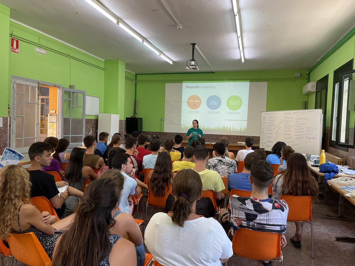 FedeDBCat's tweet photo. Seguim amb els cursos d’estiu aprenent sobre la nostra tasca educativa. Avui ens visita @EscolaMirall per explicar-nos la tasca que ens espera a partir d’ara ! https://t.co/txzbKNUk7j