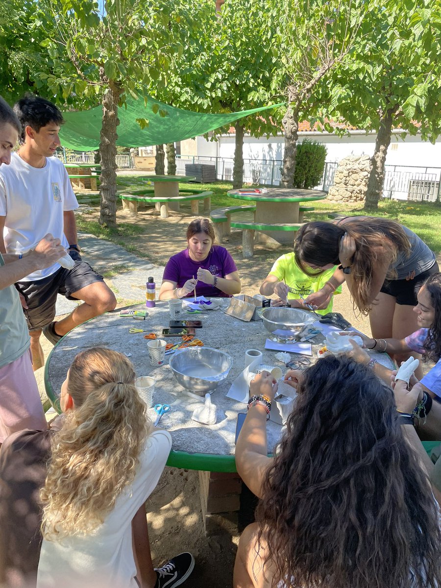 FedeDBCat's tweet photo. Seguim amb els cursos d’estiu aprenent sobre la nostra tasca educativa. Avui ens visita @EscolaMirall per explicar-nos la tasca que ens espera a partir d’ara ! https://t.co/txzbKNUk7j