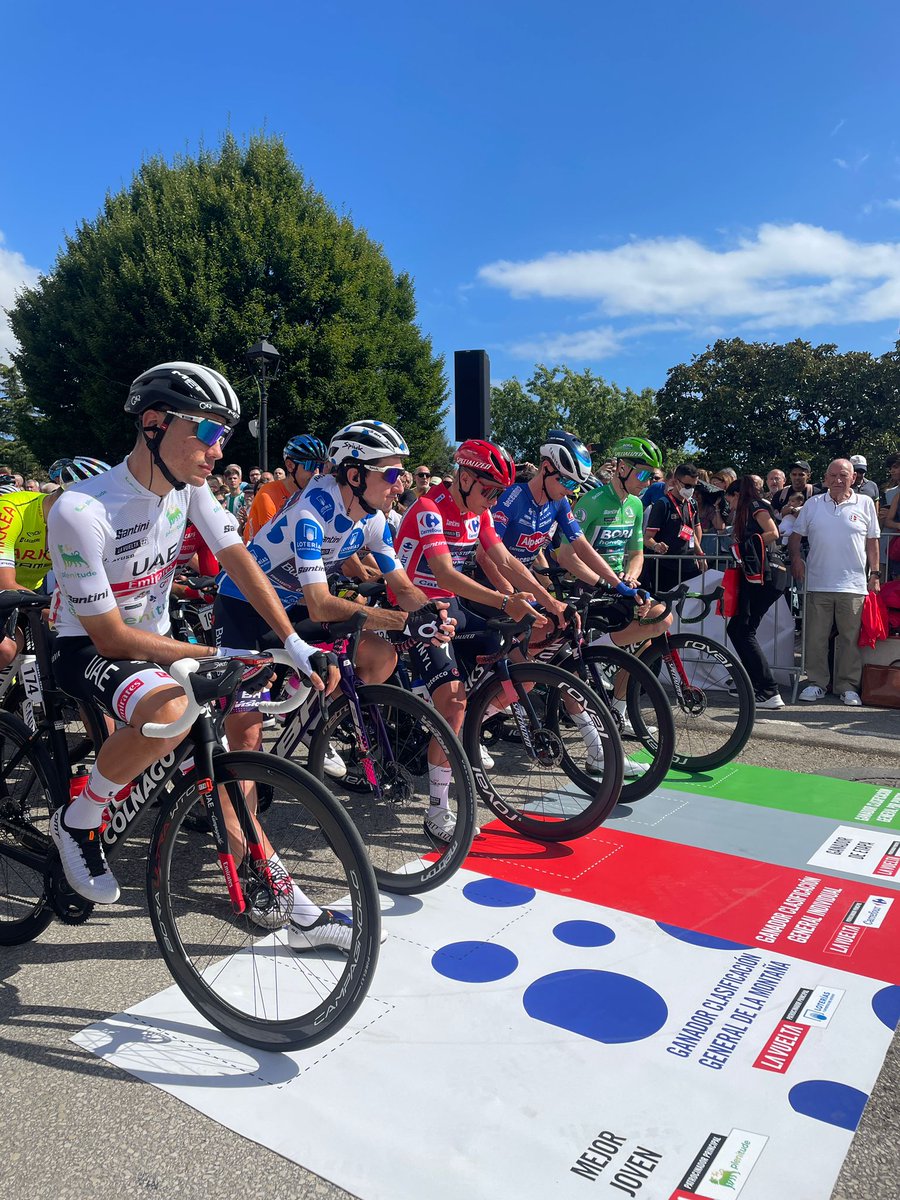#LaVuelta22 
👕 Los maillots en línea de salida, preparados para afrontar la etapa.
🪖 ¡Qué bien le sienta su casco <a href="/SPIUKSportline/">SPIUK</a> personalizado a <a href="/VicLangellotti/">Victor Langellotti</a>!
