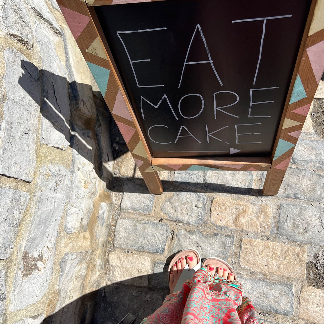 DoWhatYouLoveXx's tweet image. Happy Friday✨ Free life advice ha ha...

#messagesfromtheuniverse #signs #cafesign #cafeculture #coffeeandcake #cakeasmedicine #sunnydays