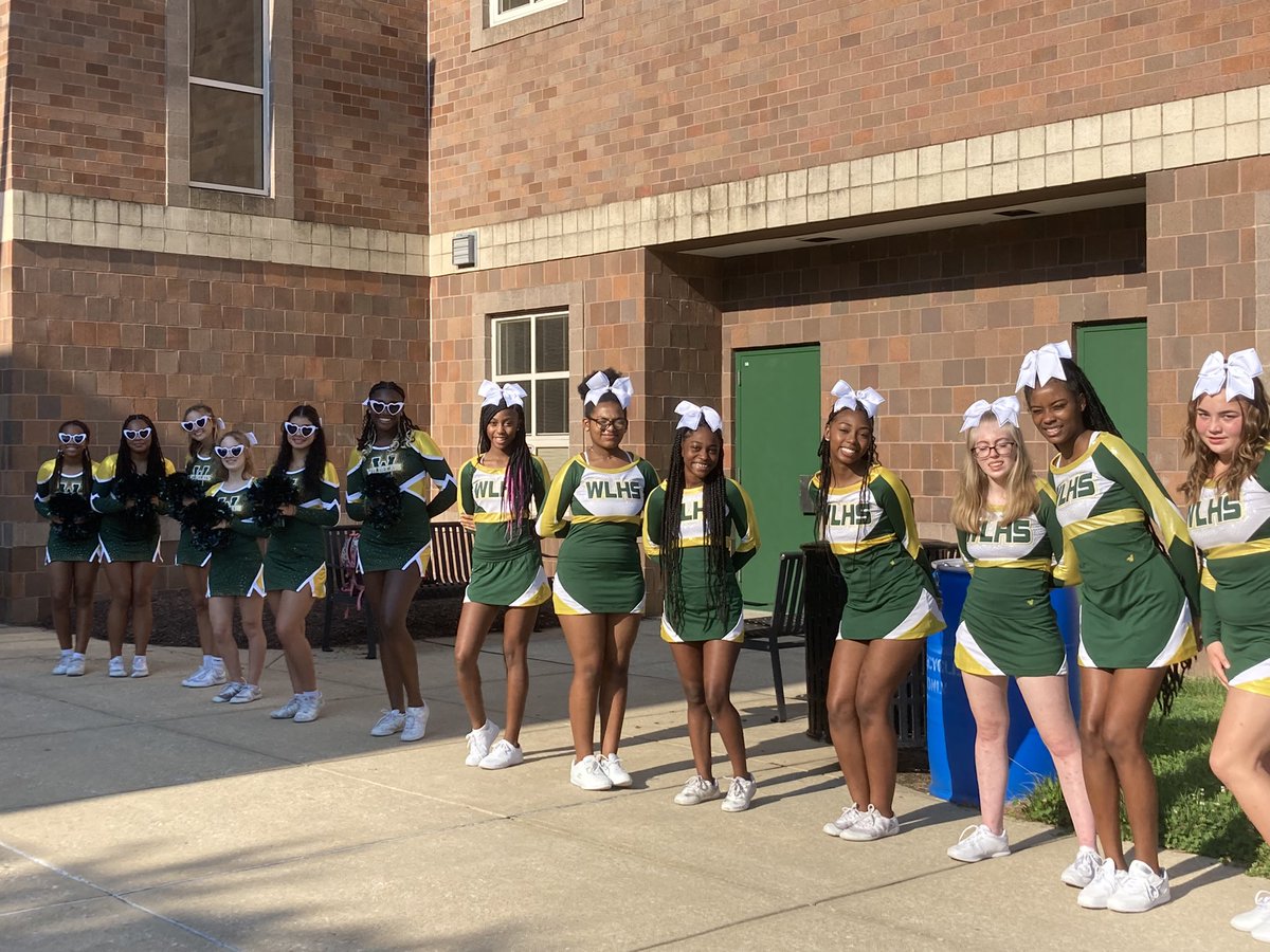 hcpss_wlhs's tweet photo. @wildelakecheer welcoming our new Wildecats! 💚💛 #ohana https://t.co/JX29XZ4Ay9