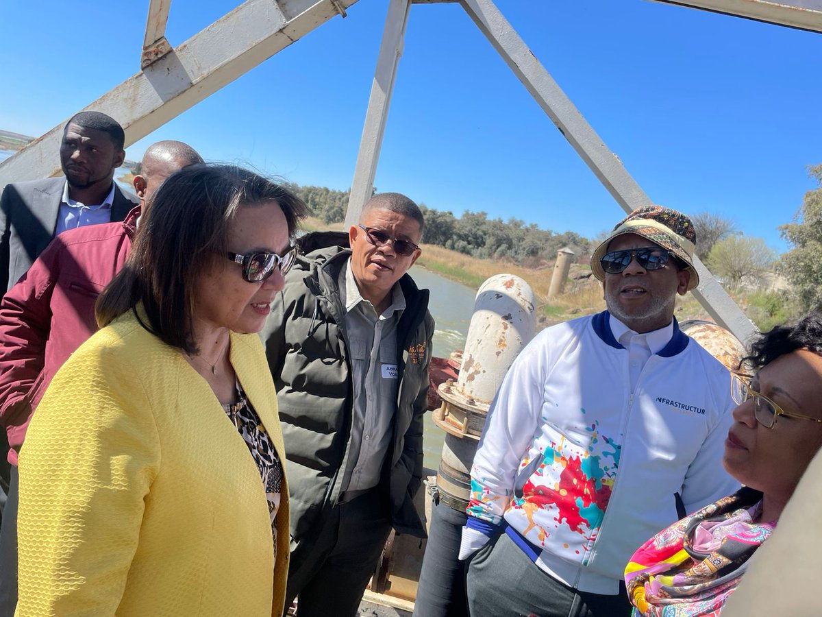PatriciaDeLille's tweet photo. Site visit to the Prieska Power Reserve Green hydrogen project in the Northern Cape with Deputy Minister @NoxoloKiviet, Premier Zamani Saul, @Kgosientsho_R @MetaMaponya. https://t.co/cCHuokS8E0