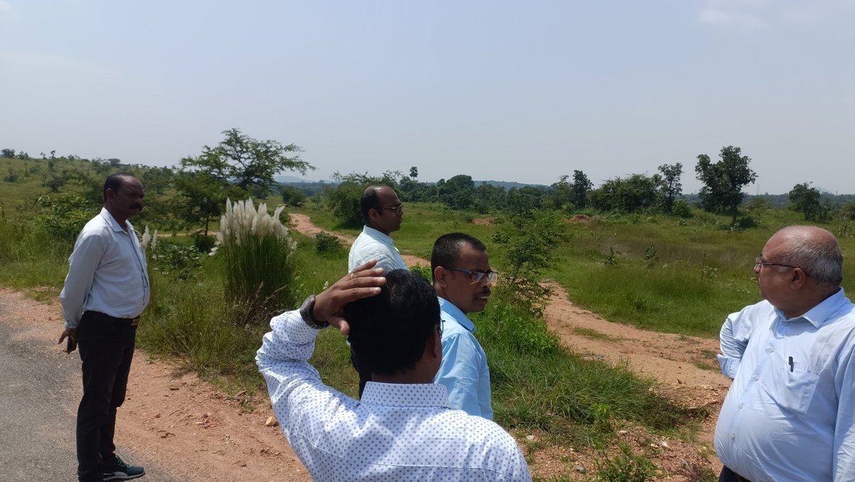 DIPA_Sambalpur's tweet photo. Visited Basantpur Industrial Estate &amp; Jamadarpali. verified the development also showed all the land patches to the new potentials investors. Also had discussions on future expansion plan of those areas. https://t.co/1hKiwWjVML