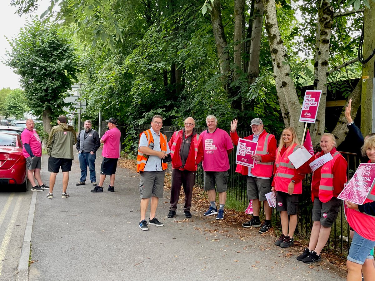 Great to support posties on the official <a href="/CWUnews/">CWU</a> picket line in Tredegar this morning. 

<a href="/Plaid_Cymru/">Plaid Cymru 🏴󠁧󠁢󠁷󠁬󠁳󠁿</a> is behind you all the way in the fight for fair pay and decent conditions. 

Good luck with the dispute! #standbyyourpost