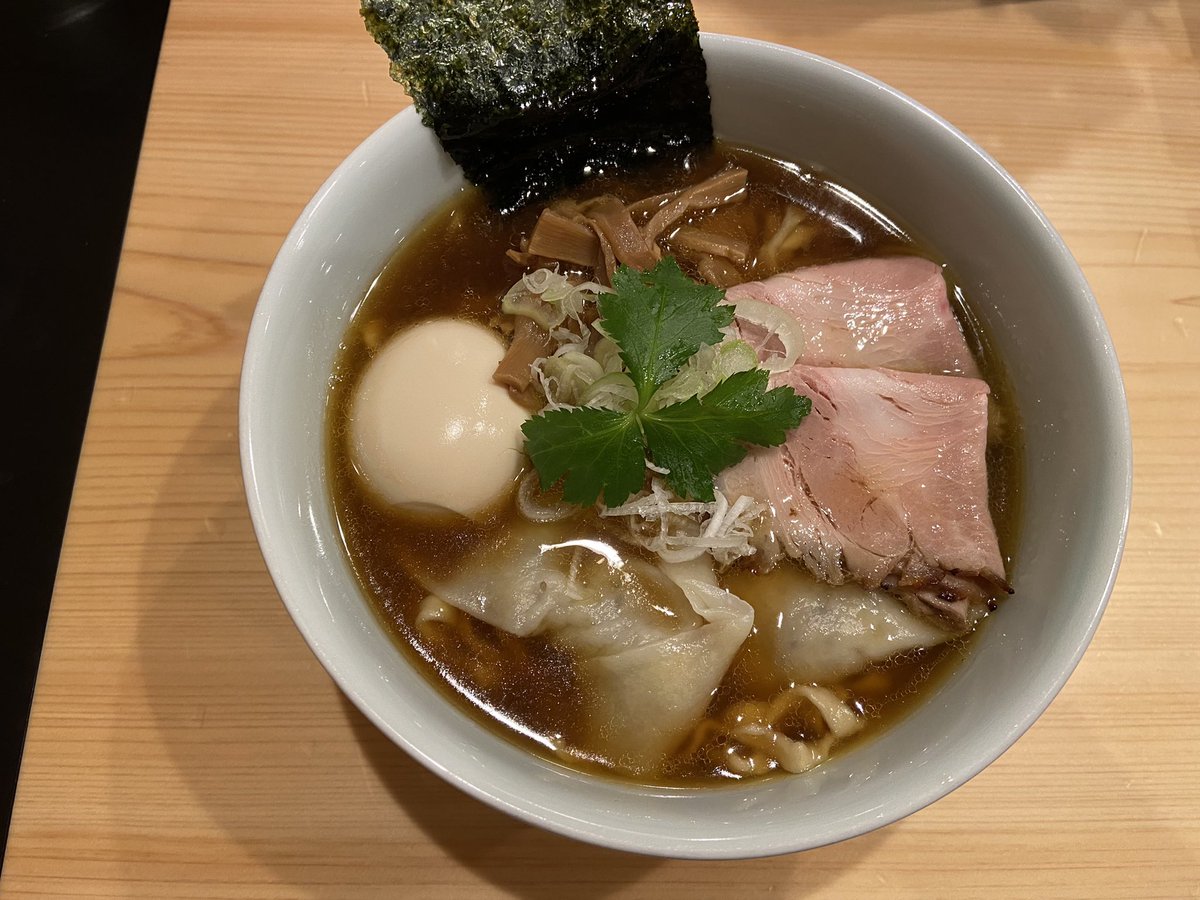 nabonayo2's tweet photo. ラーメン探訪『自家製麺 ロビンソン』虎ノ門
特製中華そば(平打ち手揉み麺)

先週のリベンジで初訪🔰
鶏に節が強目に効いた出汁､キレのあるカエシとのバランス良し🤣👌黒七味の味変が絶妙⚡️👍レアロース叉焼に肉雲呑の出来が秀逸💯💯💯手揉み麺の絡みは完璧🈵🌈再訪確定の逸杯､ご馳走様でした🍜🙏🙇‍♀️ https://t.co/3s8evuDng2