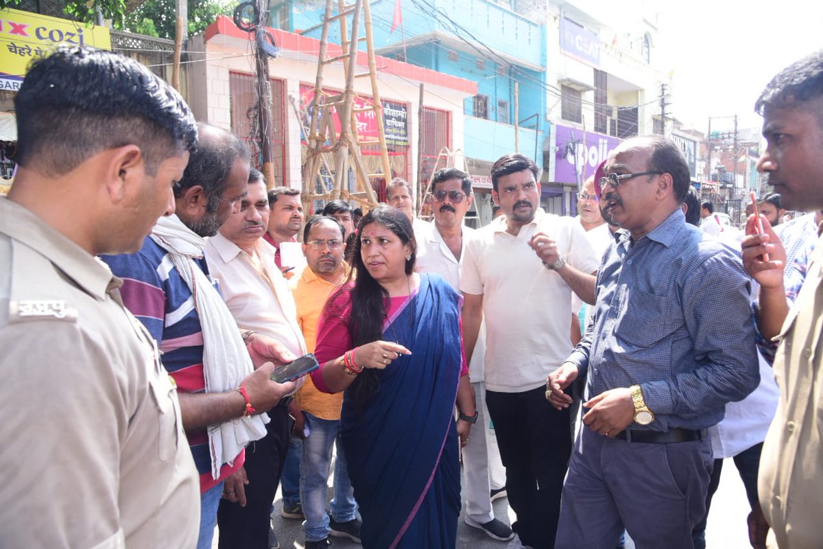 सुलेमसराय क्षेत्र में चल रहे ऐतिहासिक "दाधिकंधो" मेले की तैयारियों की समीक्षा की।
मेला क्षेत्र में उचित सुविधा उपलब्ध हो तथा आमजनों को किसी भी प्रकार की असुविधा न हो, इसके लिए नगर निगम प्रयागराज कटिबद्ध है।
समीक्षा के दौरान स्थानीय पार्षदगण तथा समस्त क्षेत्रवासी उपस्थित रहे।