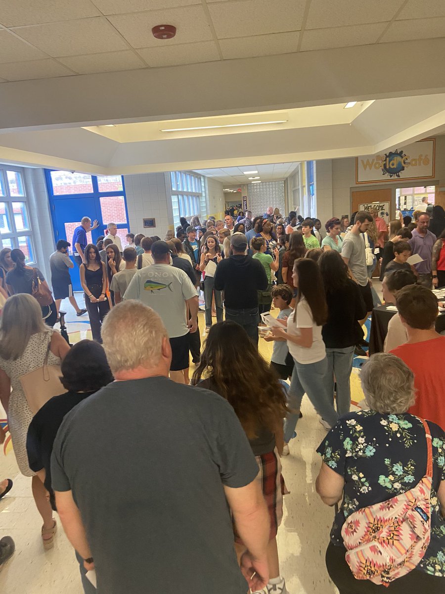 DDMMSDragons's tweet photo. Great week seeing our families back! Wonderful open house events! The @DDMMSDragons staff  is essential in creating global citizens!  Here is to a great 22-23 school year! 💙🌏🐲💛@Global_WCPSS https://t.co/ytmDYfiyiu