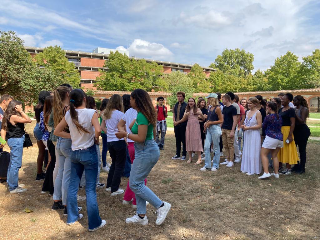 EcoleDroitTlse's tweet image. ➡️ L&apos;Université d&apos;été s&apos;achève aujourd&apos;hui dans la joie et la bonne humeur. Après avoir passé une semaine à découvrir le monde du droit dans une ambiance studieuse, nos futurs #etudiants ont pu s&apos;affronter au cours d&apos;un jeu de culture générale et d&apos;éloquence.🗣️