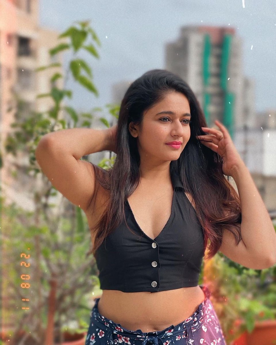 PoonamBajwa555's tweet photo. #PoonamBajwa : “And then the lights came on 🌟
.#thursdays #theweatherissweet #thelightglows #nicetuneinmyears” https://t.co/FNNofyRzs9