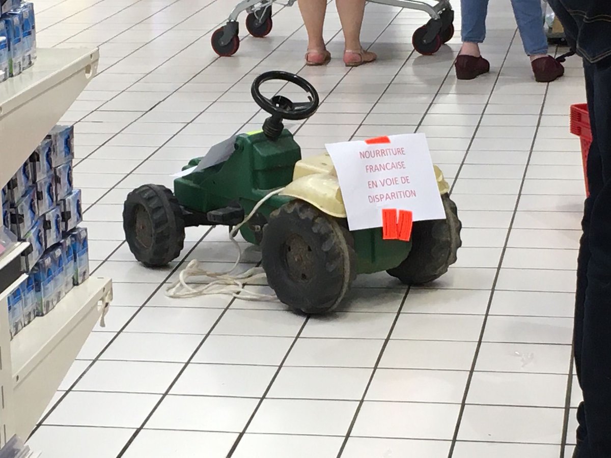 Ce matin opération stickage « sauver la filière laitière » dans les grandes surfaces de l’Aisne
<a href="/FNPLait/">FNPL</a> <a href="/ecvass02/">Charlotte Vassant</a> <a href="/joseph_leterme/">Leterme Joseph</a> @UnionArdennais <a href="/aisnenouvelle/">L'Aisne nouvelle</a> <a href="/F3Picardie/">France 3 Picardie</a>
