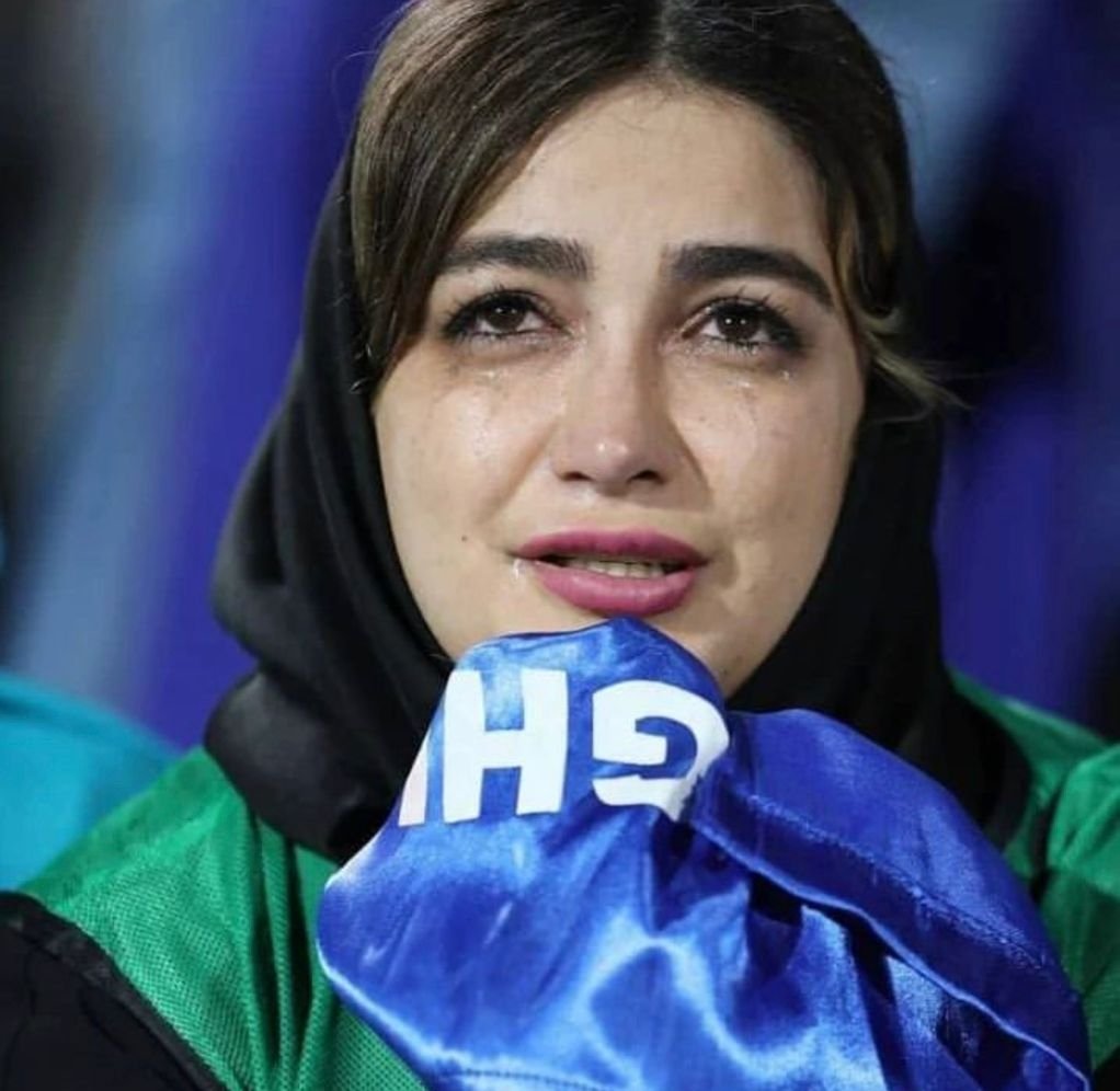 Zarghami_ez's tweet photo. دیروز از شادی زنان و دختران جوان در استادیوم آزادی لذت بردم.
اولین بار است که آنان برای مسابقات لیگ برتر به استادیوم می‌آیند.
تولید شادی و دلخوشی چقدر راحت است!
شادی آبی‌ها برایم زیبا و دلچسب است :)
وزیر ورزش، ممنون!
#تولید_شادی https://t.co/OWdgTi0sar