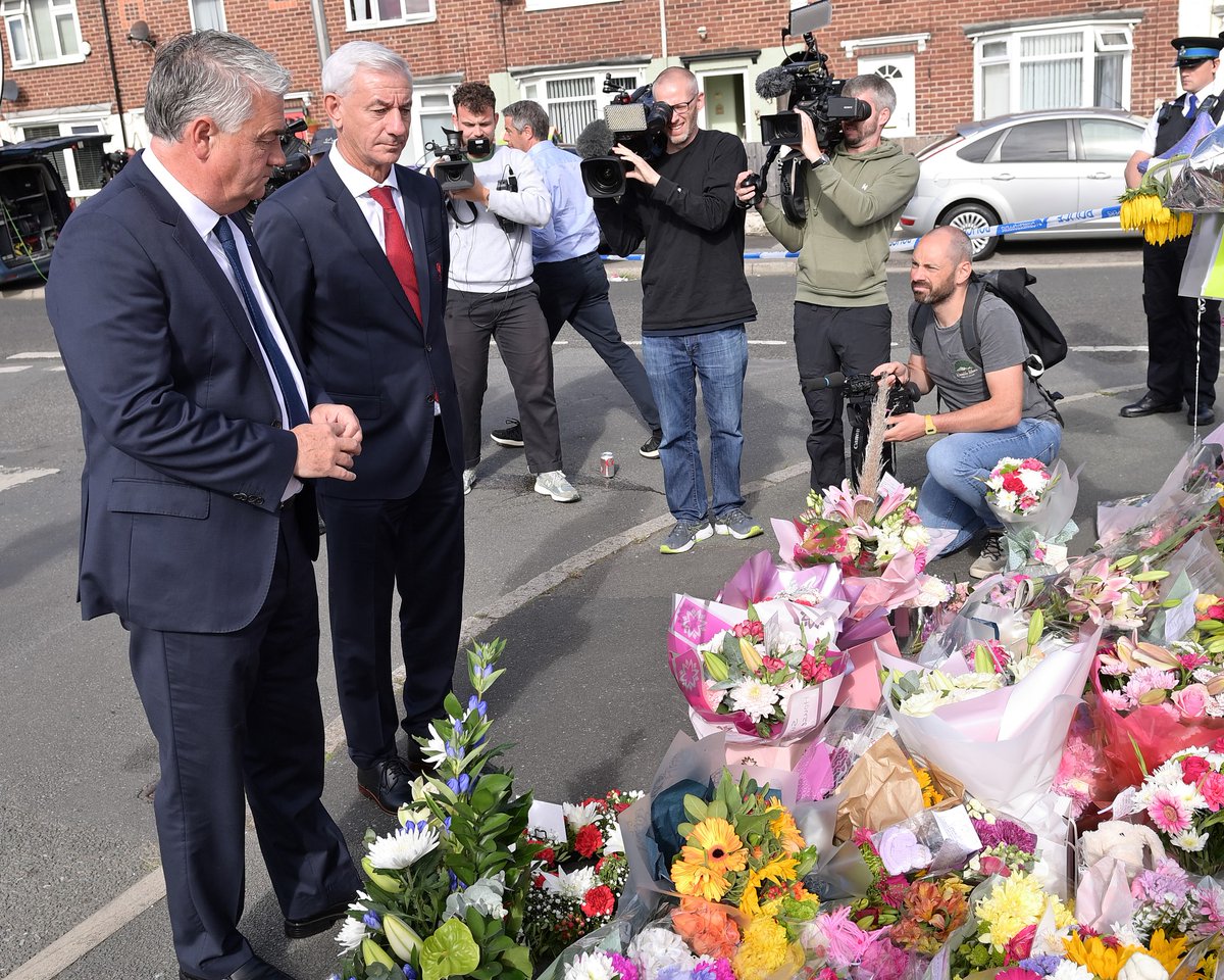 LFC's tweet photo. Ian Rush and Ian Snodin paid their respects on behalf of Liverpool Football Club and @Everton at Kingsheath Avenue earlier today. 

Rest in peace Olivia, YNWA. ❤️ https://t.co/9U2efQ1VBG