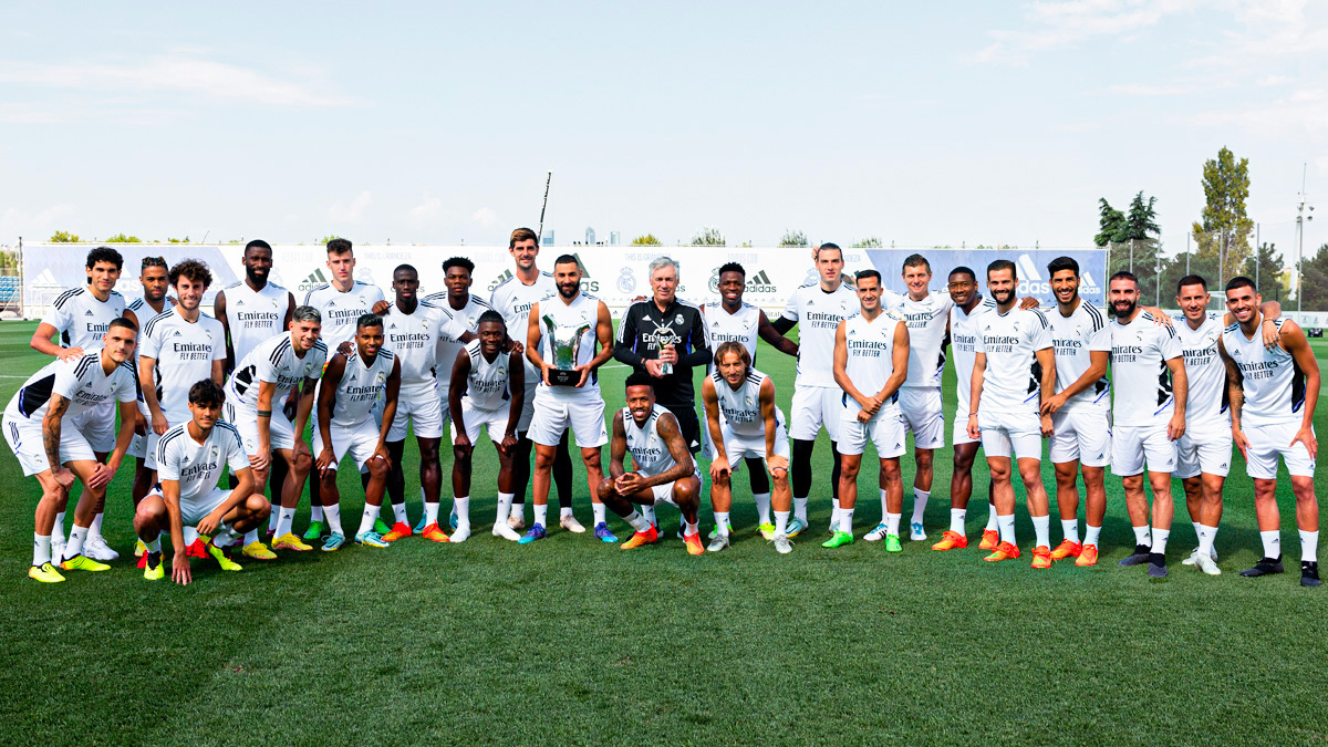 realmadrid's tweet photo. 🏆🤍 ¡Foto de familia con el Entrenador del Año y el Jugador del Año de la UEFA!
#UEFAawards https://t.co/rqdJuQxMzE