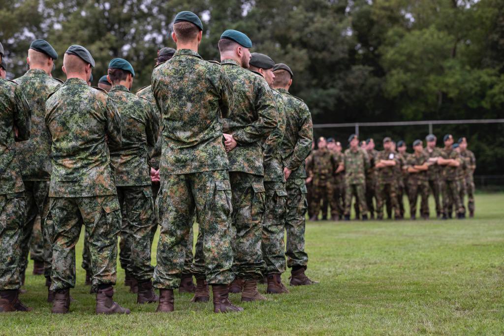 ComMatEnIT's tweet photo. De @43MechBrig van de @landmacht in Havelte heeft als eerste de nieuwe tijdelijke gevechtskleding gekregen. De militairen ontvingen de basisjassen- en broeken in het nieuwe camouflagepatroon. Dit is de start van de grootschalige uitgifte aan de gehele krijgsmacht!
#DMO #defensie https://t.co/I5q0mrZGqK