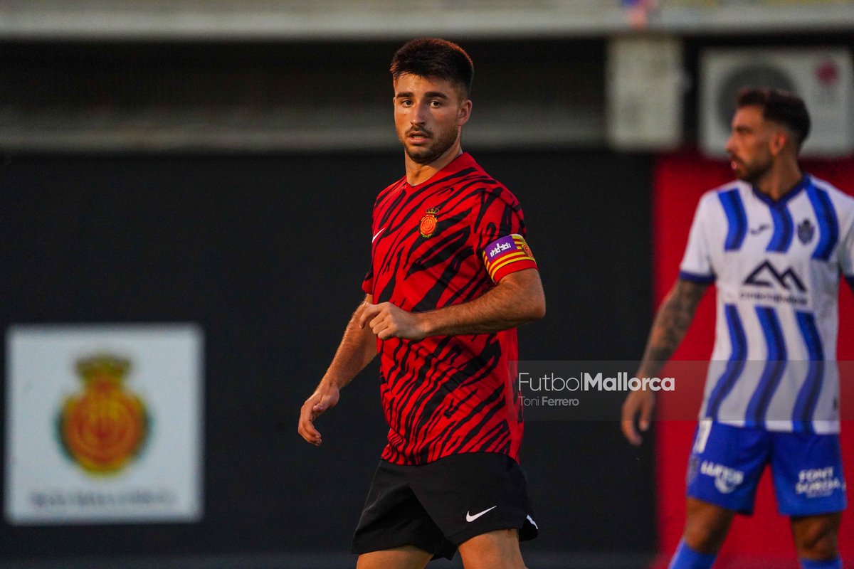 JUANMISB97's tweet photo. Miquel Llabrés entra en la convocatoria de Javier Aguirre para la visita a Vallecas. 📑🔝

El técnico mexicano confía en el centrocampista andritxol, que se estrena en una lista del primer equipo.

Mañana, a las 19:30 horas, 🆚 @RayoVallecano. https://t.co/ON5dMPsrVV