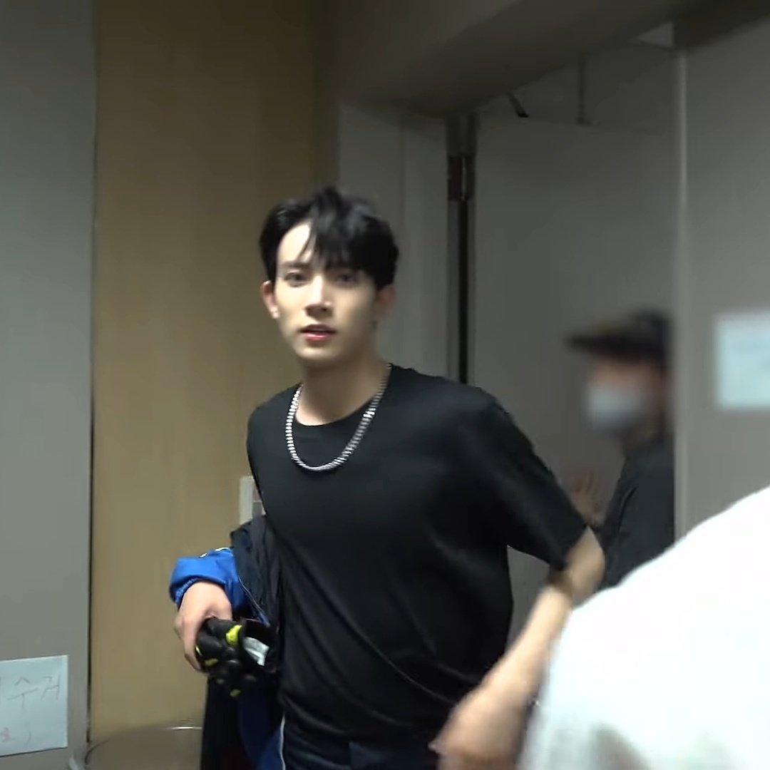 PR0DHEE's tweet photo. heeseung in plain black shirt 🫠 https://t.co/mczzHbBJwN