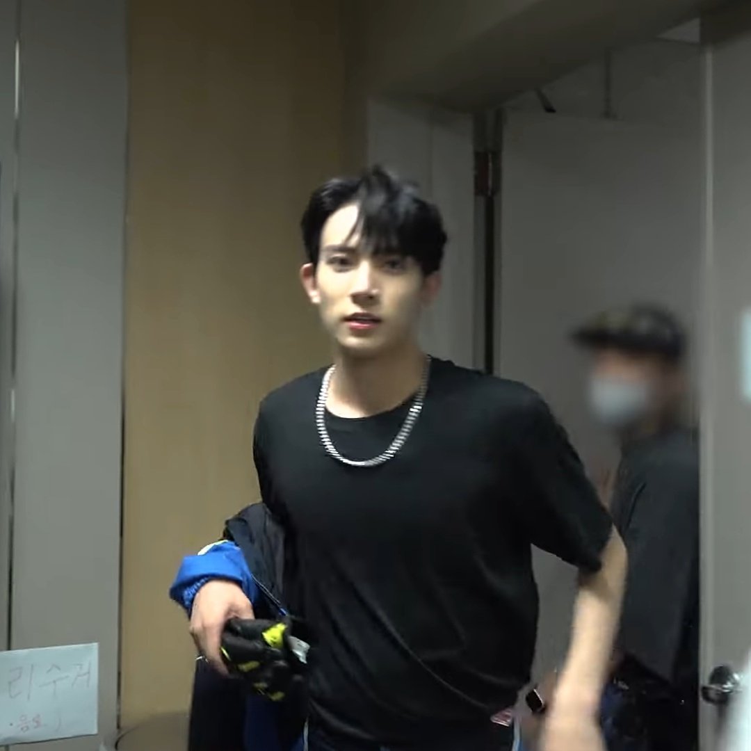 PR0DHEE's tweet photo. heeseung in plain black shirt 🫠 https://t.co/mczzHbBJwN