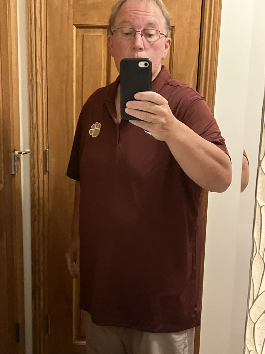 CoachFarley7's tweet photo. Last fall, a 4XL Nike polo was pretty small. This fall a 2XL Nike polo is kinda big! I've still got a ways to go, but the difference in 7 months is unbelievable! I'm not perfect at it, but I'm a little better everyday! #ilovemyprogram https://t.co/ay80FIDUzq