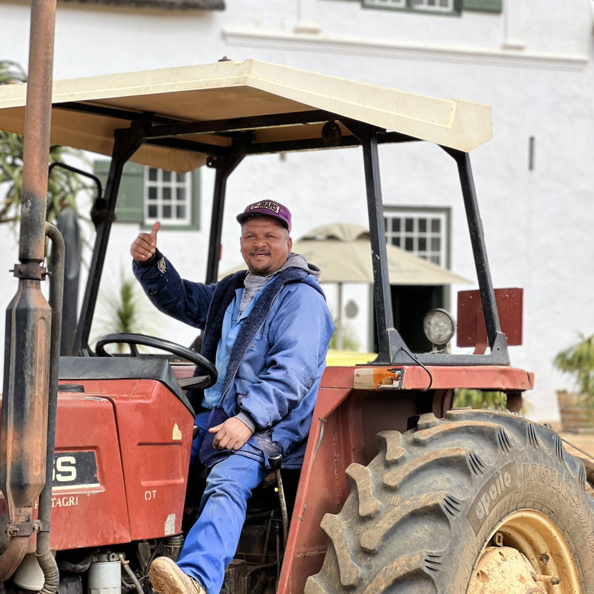 Lewis has that Friday feeling 🕺He’s busy scraping the gravel road, ensuring you a smooth journey to our cellar this weekend.