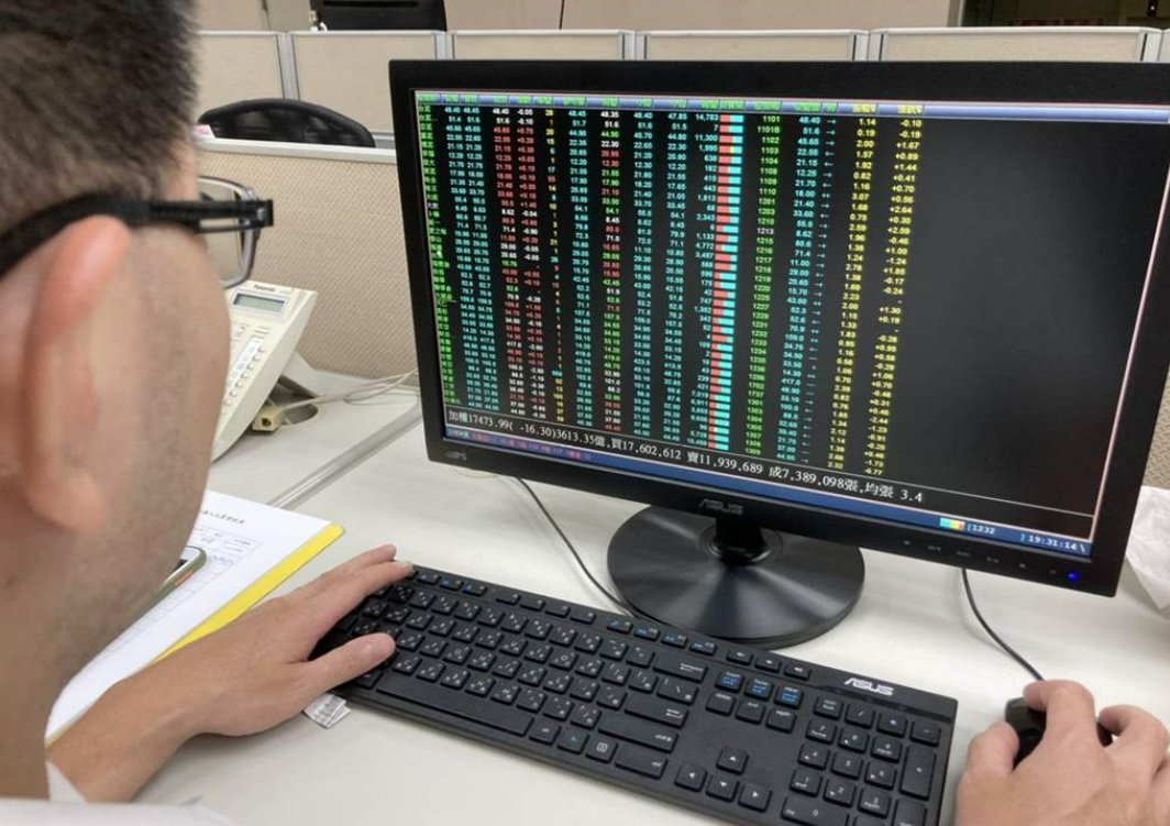 NazmulShefat's tweet photo. 日經225指數在美國昇息及日圓貶值下，在全球熊市裡逆勢走揚，指數位置接近前波歷史高點。元大證券為協助投資人更深入了解東北亞市場。#經濟 #經濟發展@RepMoBrooks https://t.co/85MBTYf7ln