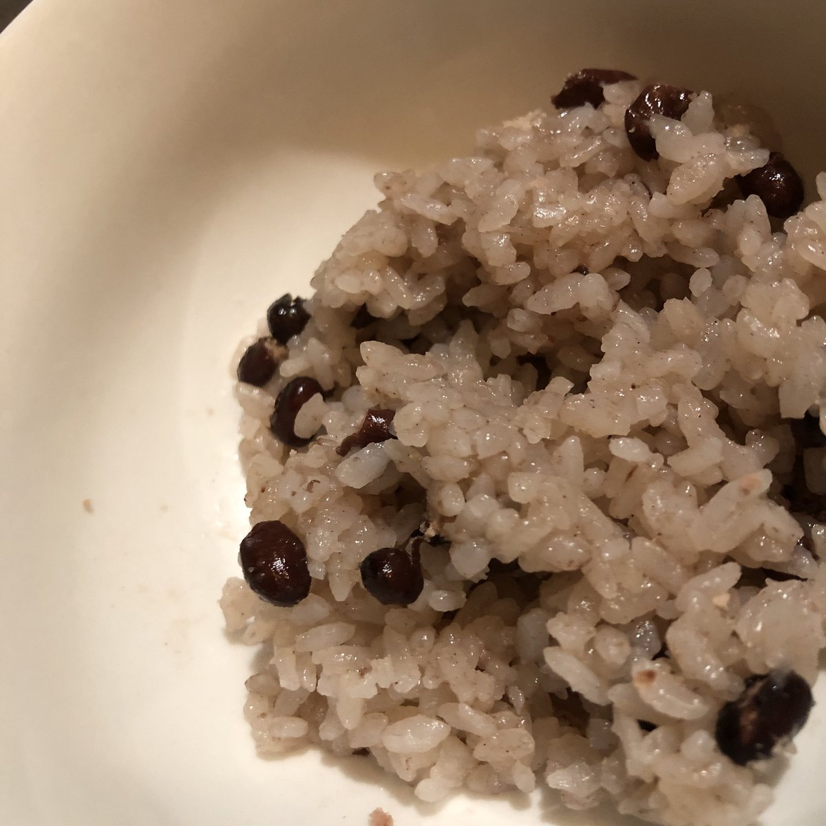 fiia's tweet photo. 特にないけど御赤飯食べてる。 https://t.co/EIhtwzKceM