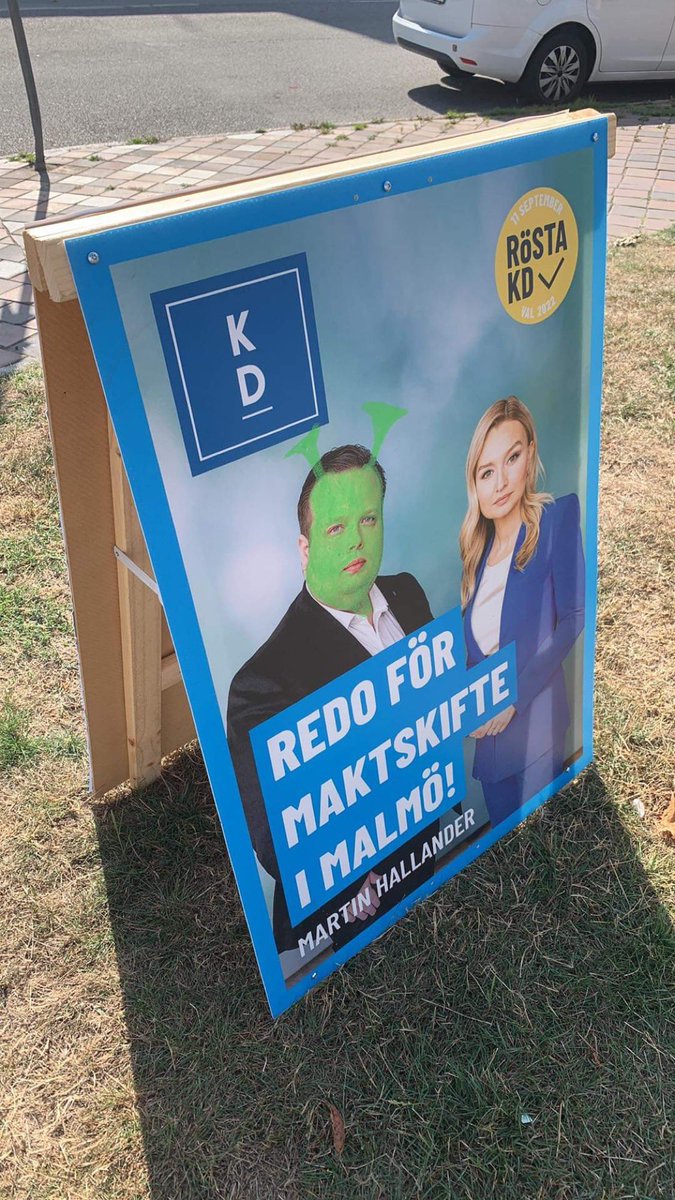 Vandalisering av affischer är såklart aldrig okej och det ska man låta bli. Men här var en som gav mig ett gott skratt iallafall 😂 haha