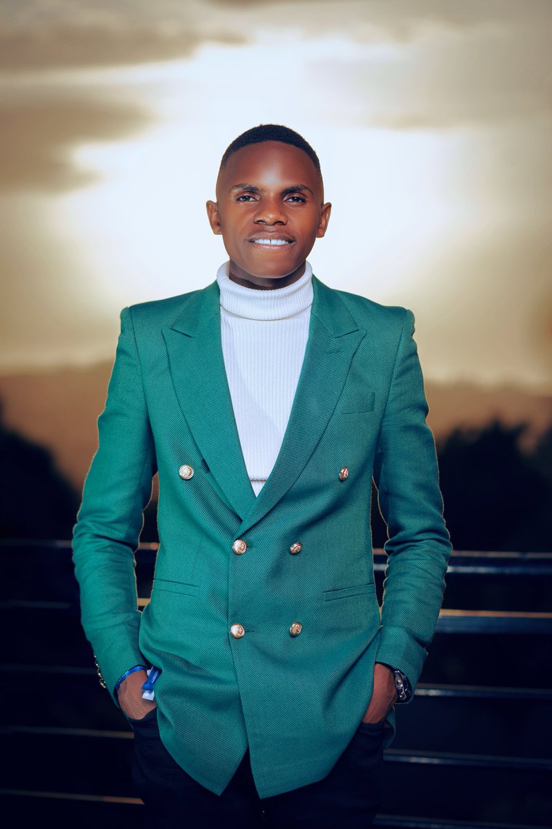 branics_m's tweet photo. Yesterday I graduated 🎓 with a Bachelor's Degree in Business Administration-Accounting and Finance. Been a long journey, but here we are now. I thank God for he has blessed me. 

📷 @mashaphotography1 
 👞 Quick Fit Store
 👖 @AllanSeniorUG
🥼 @jbstailored https://t.co/alRXdwnnii