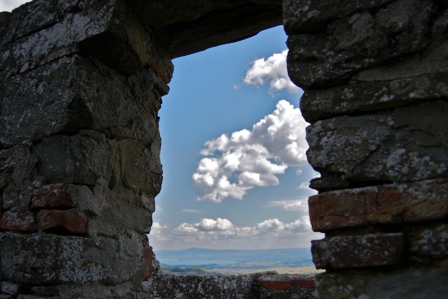 #toscanadascoprire 🧳

Fortezze e castelli svettano tra colline con panorami mozzafiato. La #Valdichianaaretina è terra di castelli: Fortezza Girifalco, castello Gargonza, Cassero Lucignano e molti altri.

📌 Scoprili tutti👉 visitvaldichiana.it/territorio/cas…

📍Ambito Valdichiana Aretina