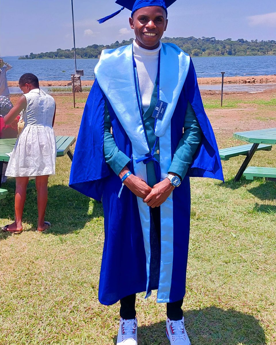 branics_m's tweet photo. Yesterday I graduated 🎓 with a Bachelor's Degree in Business Administration-Accounting and Finance. Been a long journey, but here we are now. I thank God for he has blessed me. 

📷 @mashaphotography1 
 👞 Quick Fit Store
 👖 @AllanSeniorUG
🥼 @jbstailored https://t.co/alRXdwnnii