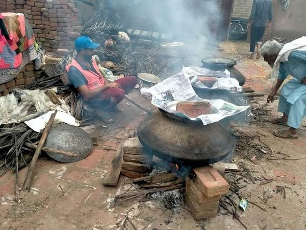 AlkhidmatOrg's tweet photo. The smallest act of kindness is worth more than the grandest intention. 
@AlkhidmatOrg
#Sakhar volunteers, are preparing food for floods and rain -affected people in Garhi Pathan village.
Join us to  help the victims.
 #AlkhidmatFloodRelief https://t.co/4U0nO2D5H8