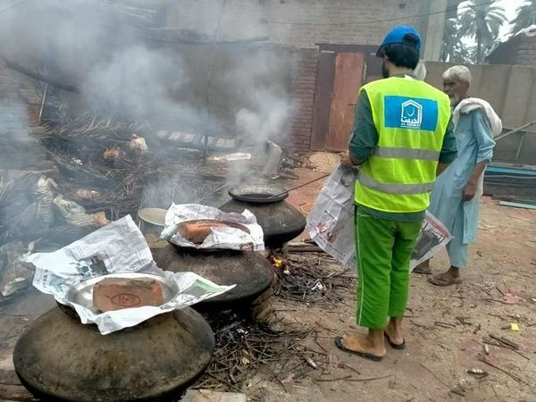 AlkhidmatOrg's tweet photo. The smallest act of kindness is worth more than the grandest intention. 
@AlkhidmatOrg
#Sakhar volunteers, are preparing food for floods and rain -affected people in Garhi Pathan village.
Join us to  help the victims.
 #AlkhidmatFloodRelief https://t.co/4U0nO2D5H8
