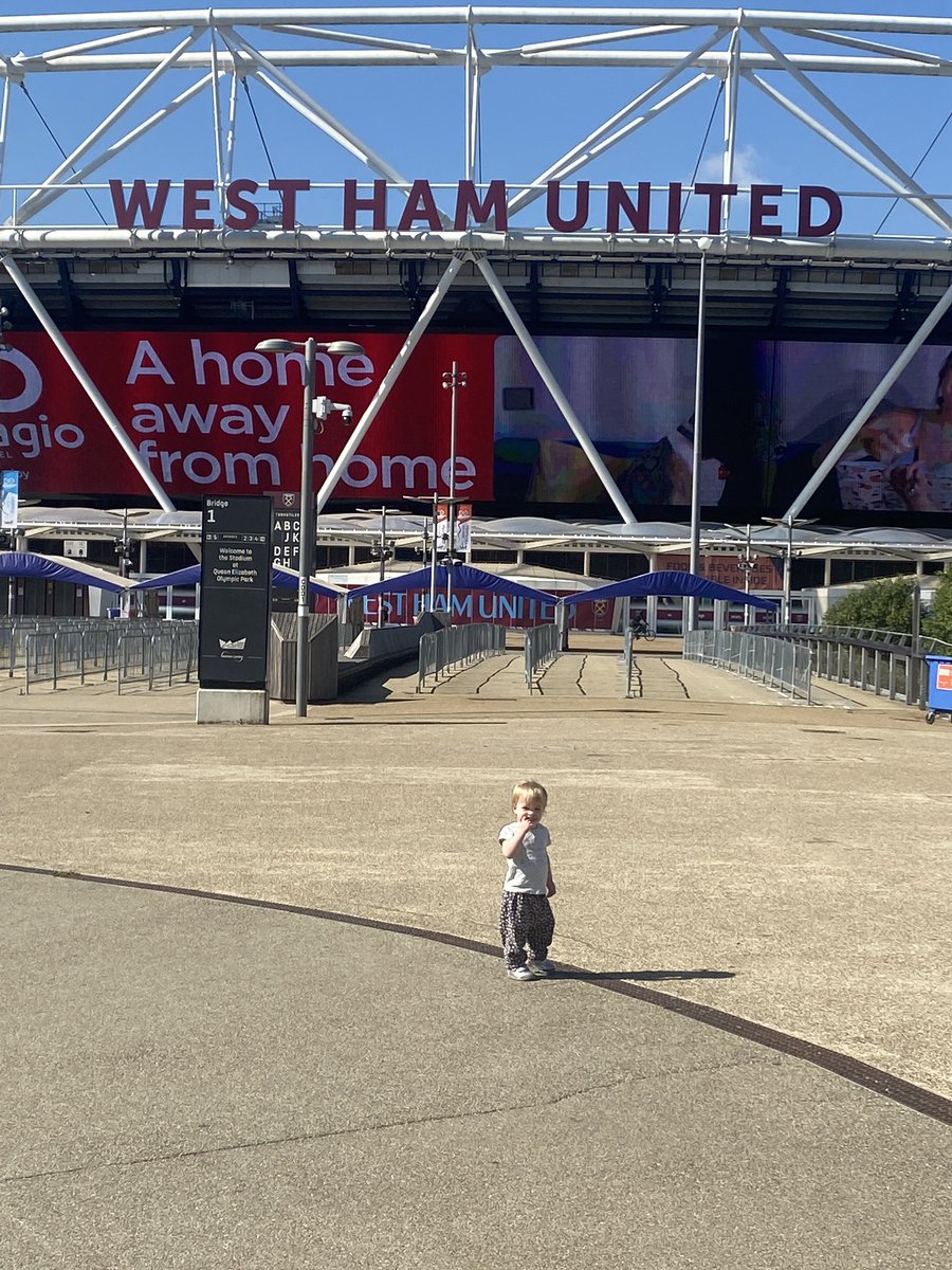 Gemmashaw1985's tweet image. Isla’s first visit 🥰⚒️ #littlehammer #hammerette #westhamunited #WHU #motheranddaughter #WHUFC #COYI #first #footballkit